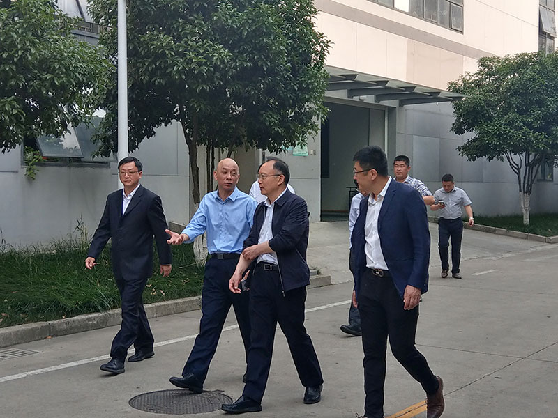 南京市一級巡視員、淮安市副市長、寧淮智能制造產(chǎn)業(yè)園黨工委書記許明一行調(diào)研考察南京奧聯(lián)電子